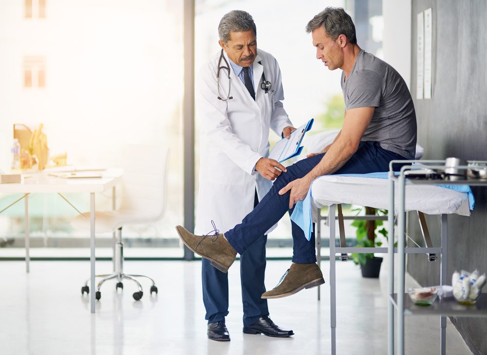 doctor helps patient with Infrapatellar Bursitis