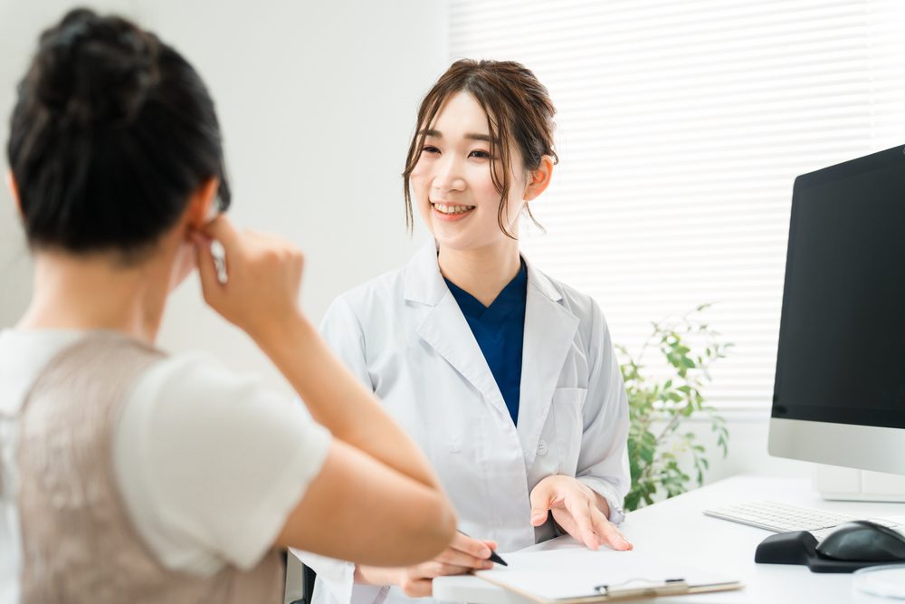 Cellulitis doctor Doctor diagnosing patient with Cellulitis